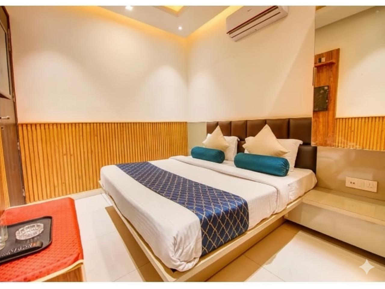 Hotel Shri Sai Deluxe- Near Adarsh Nagar Metro Station in Delhi