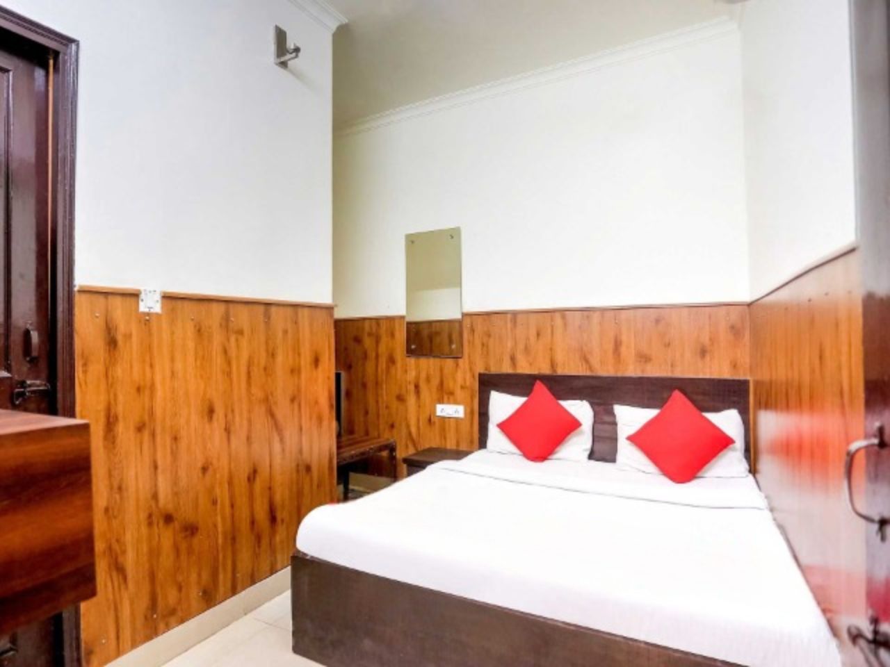 Hotel Shri Sai Guest House in Delhi