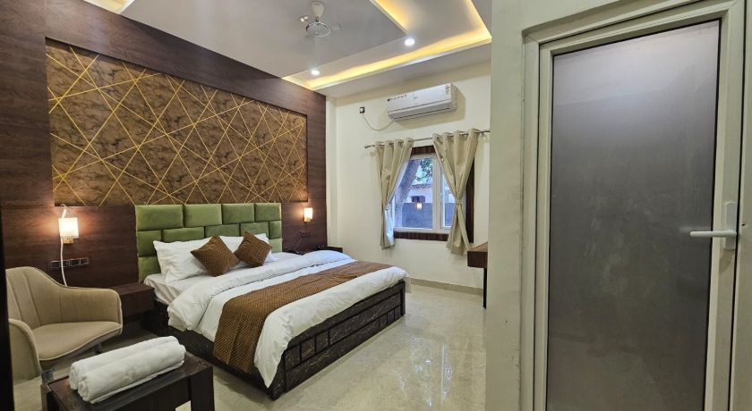 Triveni International in Varanasi