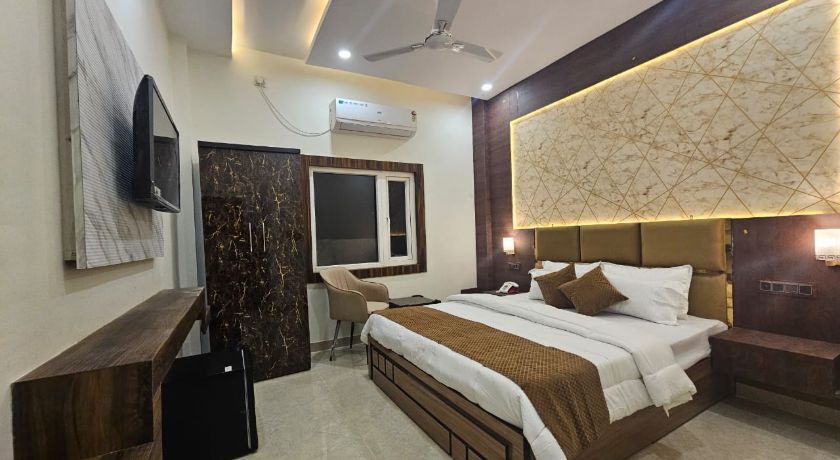 Triveni International in Varanasi