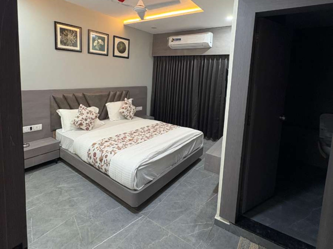 Hotel R Town in Vadodara