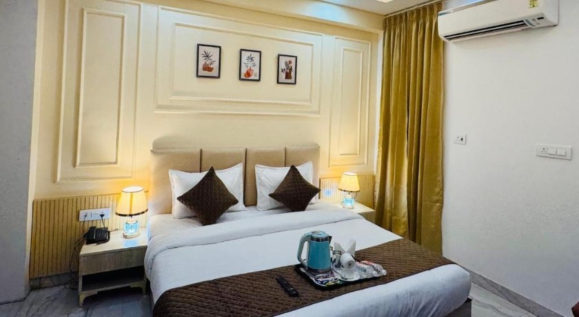 Hotel Classic Crowne in Delhi