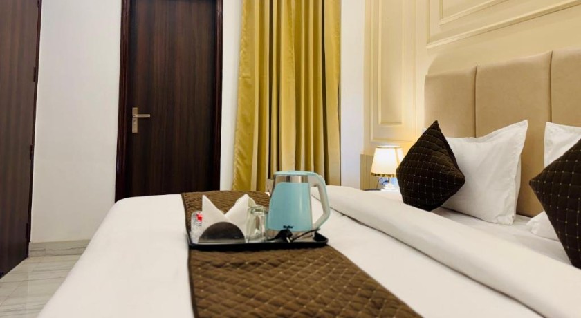 Hotel Classic Crowne in Delhi