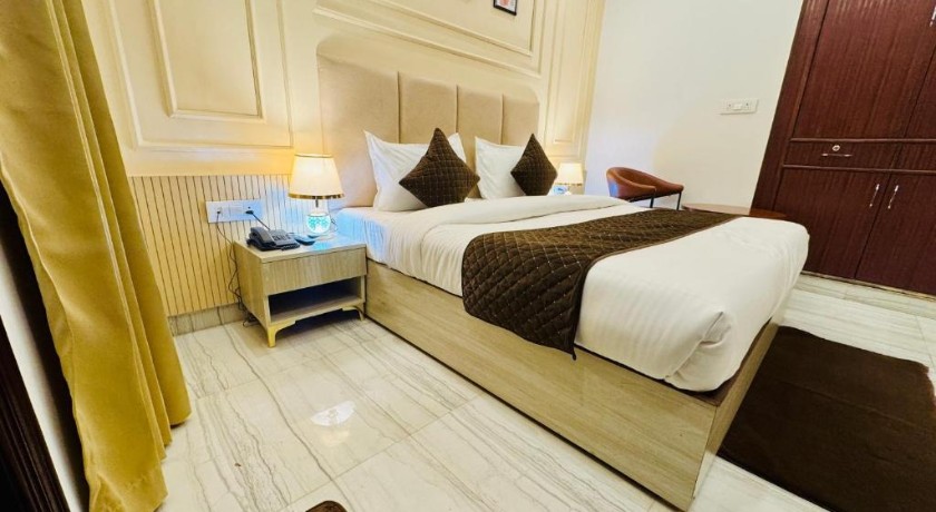 Hotel Classic Crowne in Delhi