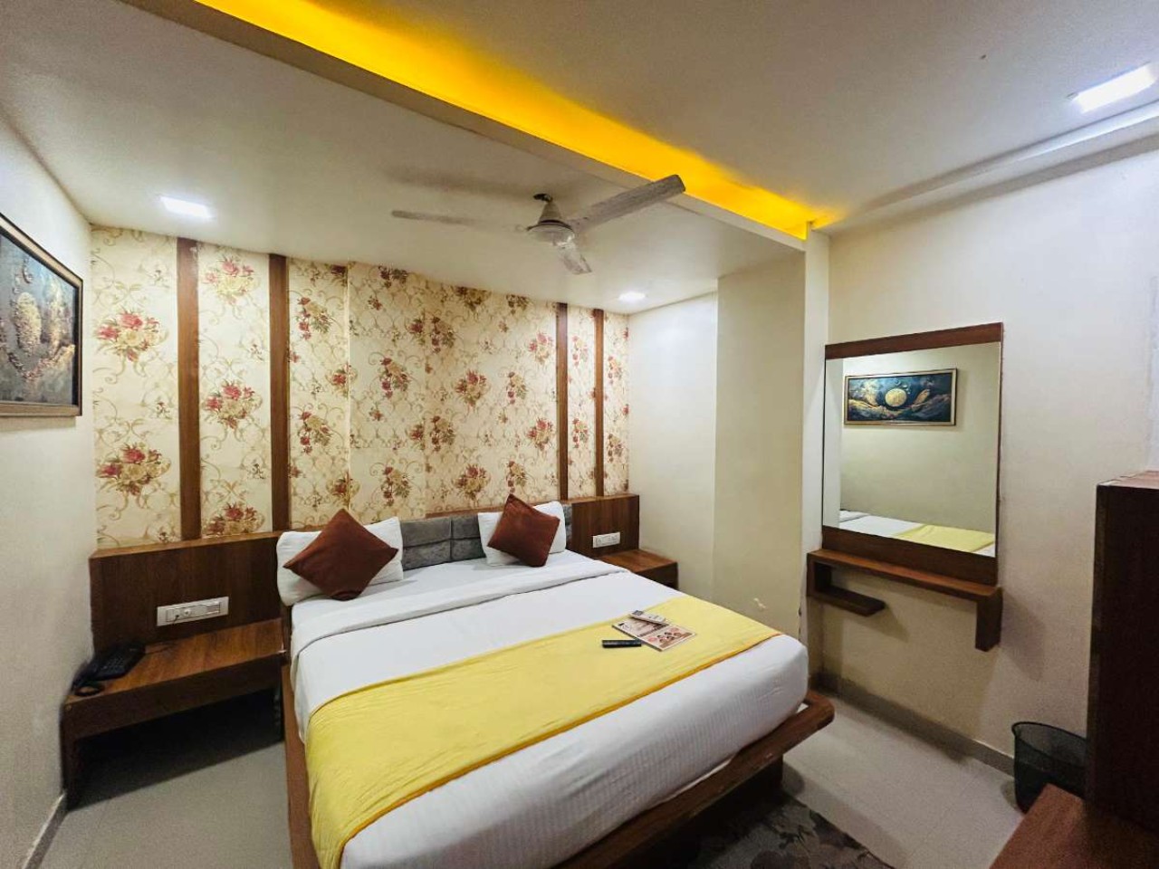 Hotel Red Rose in Vadodara