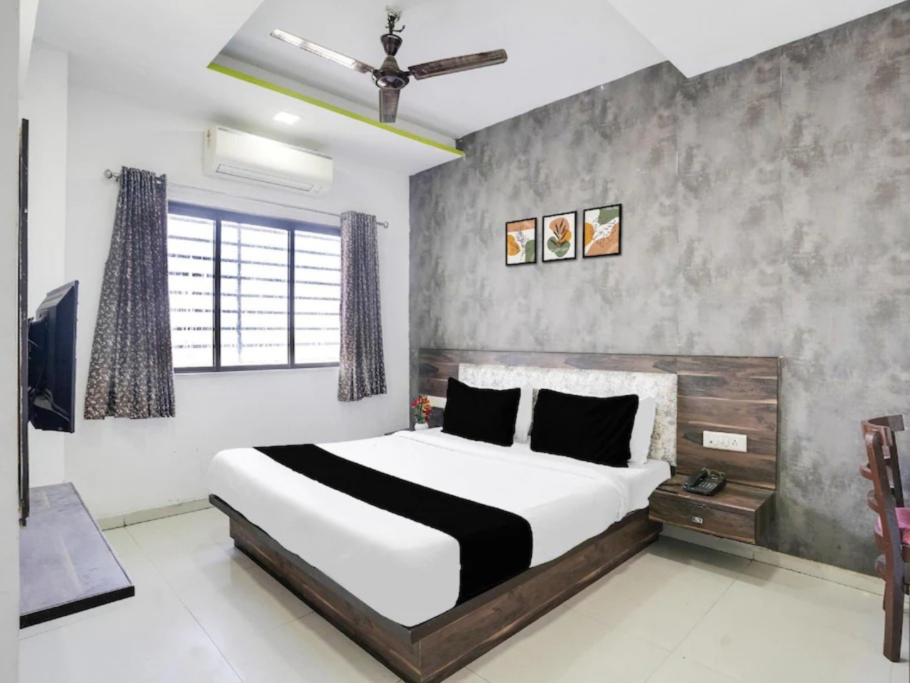 Hotel Dev Palace in Ahmedabad