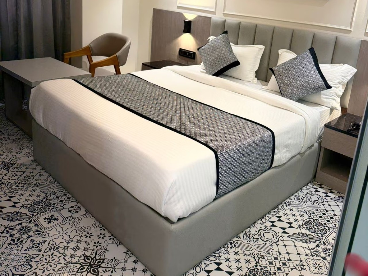 Hotel Laxus in Ahmedabad