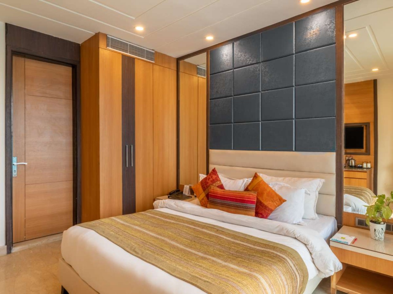 Palm Green Hotel and Resort in Delhi