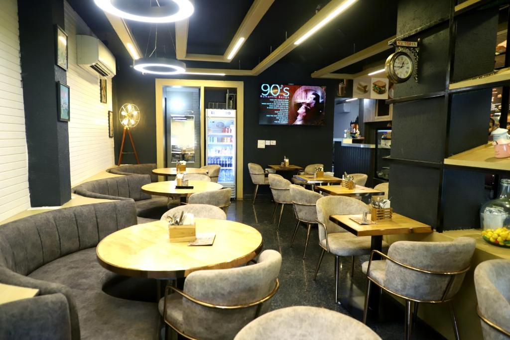 Flourish Stay Saket Near Max Hospital in Delhi