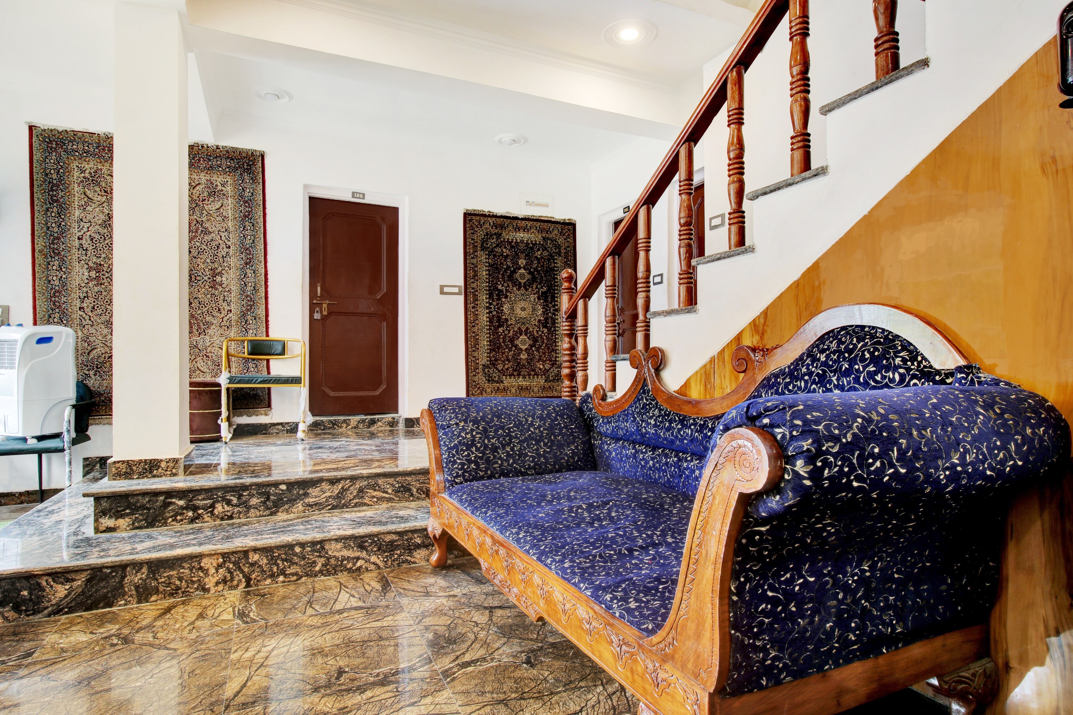 Collection O Dal Lake in Srinagar