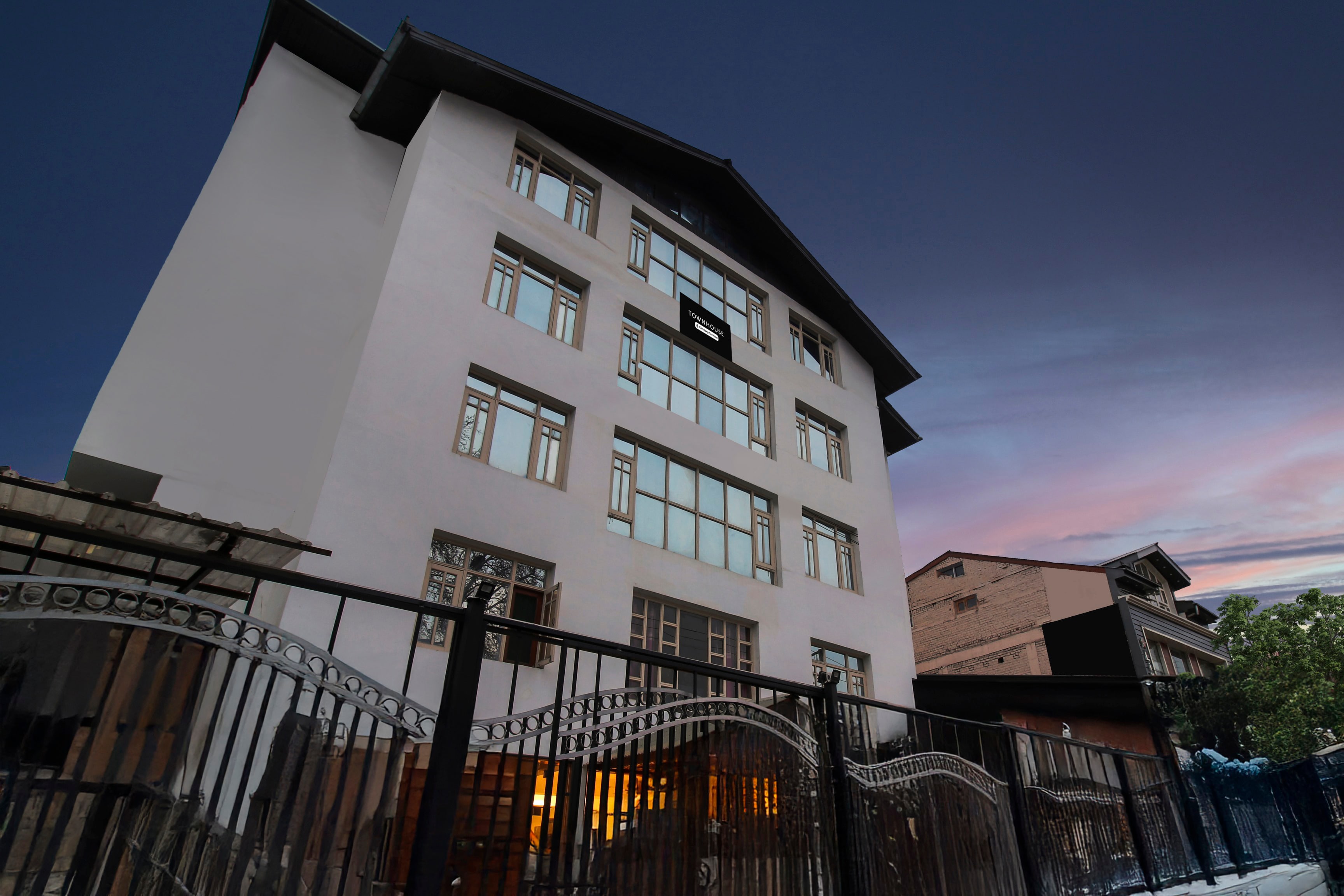 Super Townhouse Rajbagh Formerly Hotel Modern in Srinagar