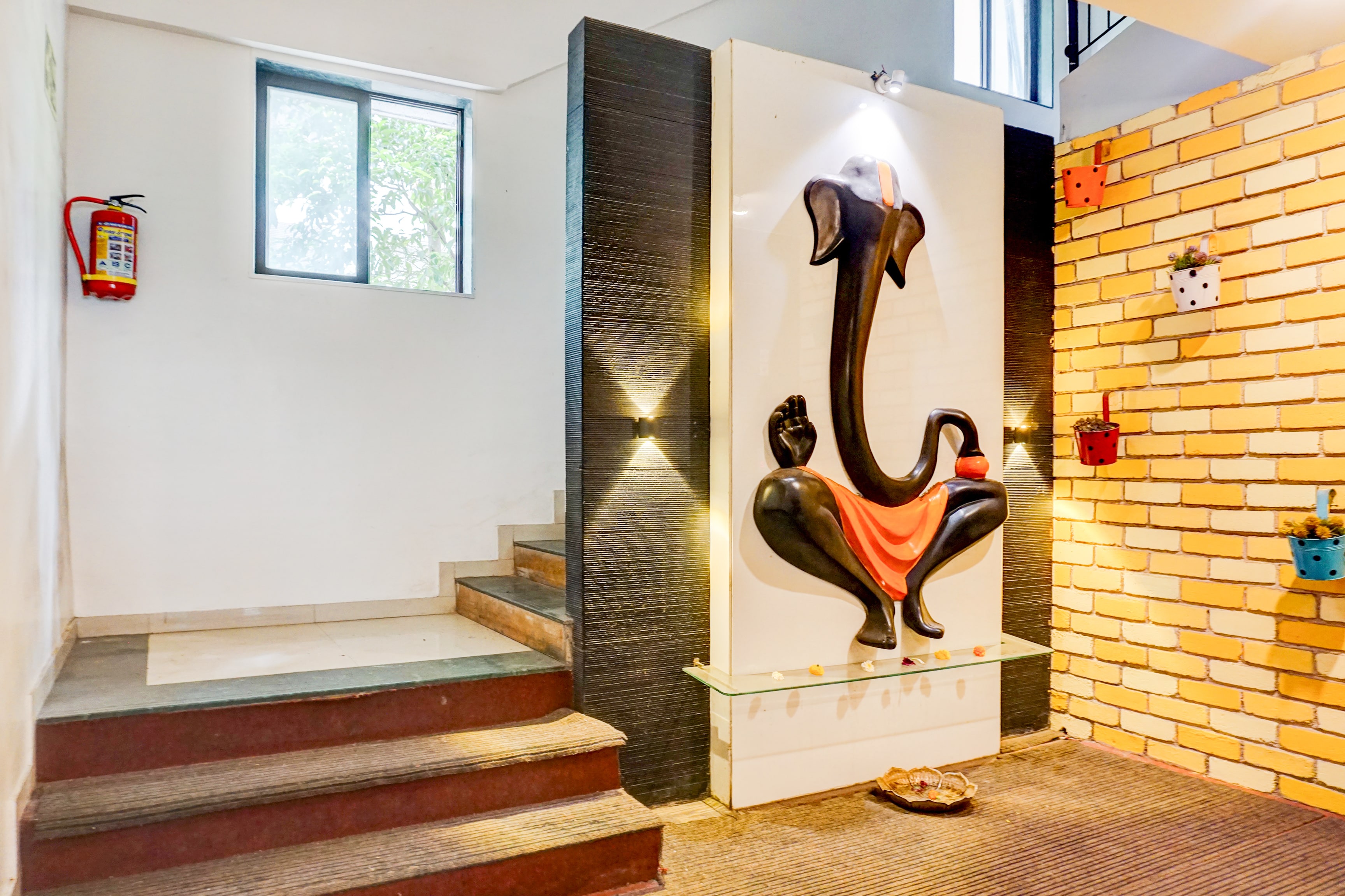 Super Townhouse Oak Gravity Inn in Pune