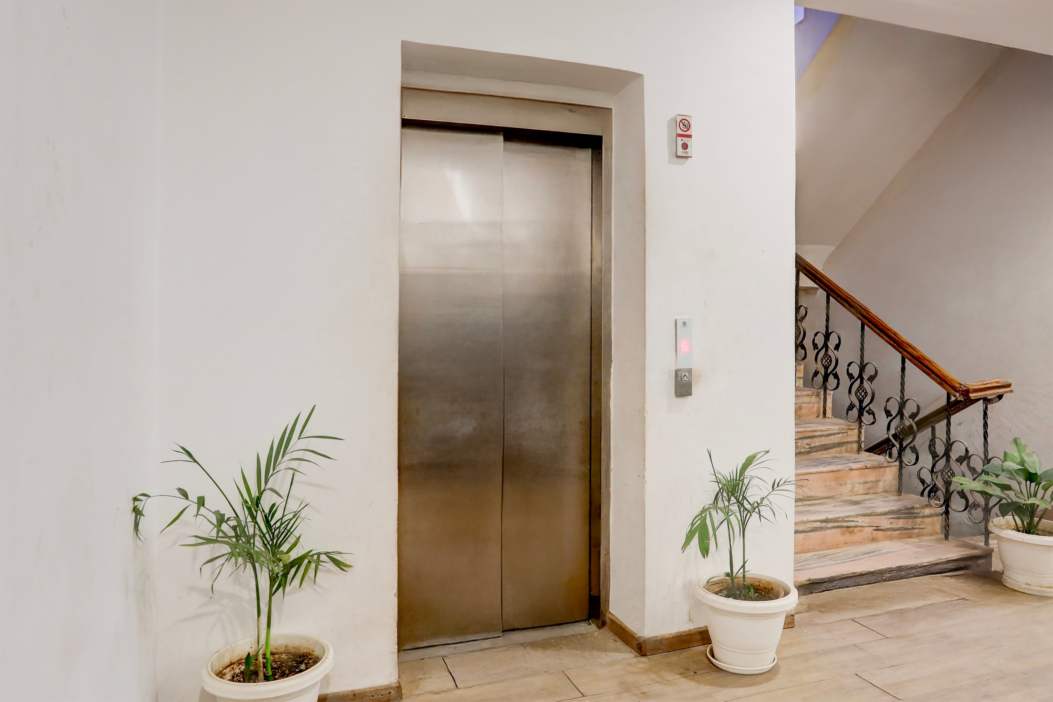 Super Townhouse Prayagraj Near Railway Station Formerly Santosh Palace in Prayagraj