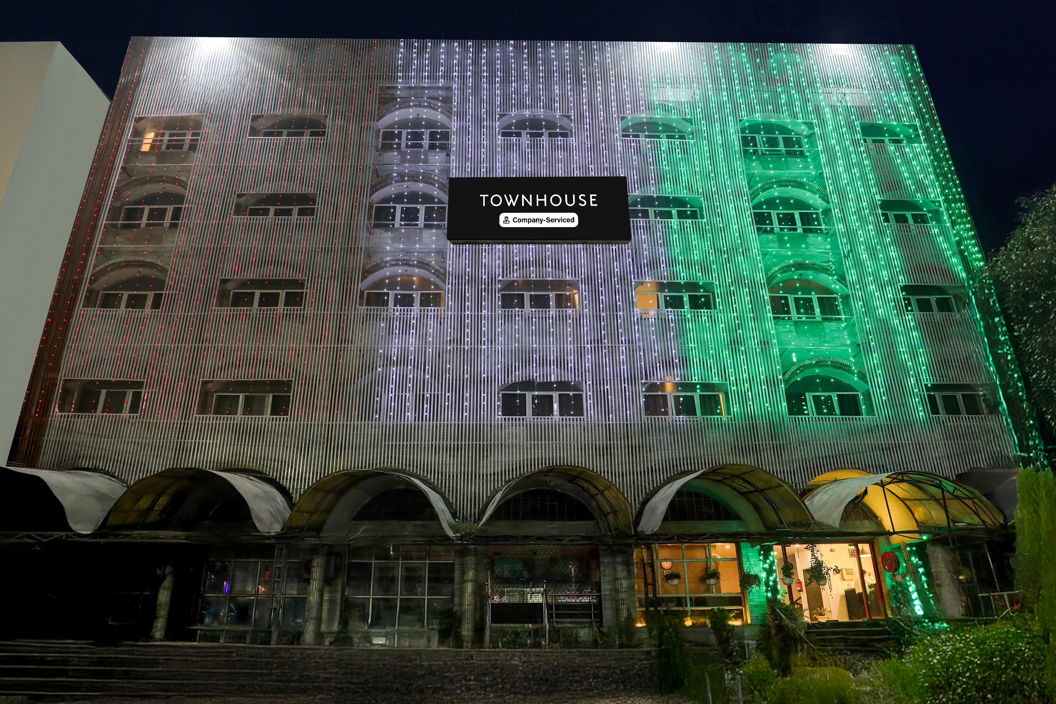 Super Townhouse Prayagraj Near Railway Station Formerly Santosh Palace in Prayagraj