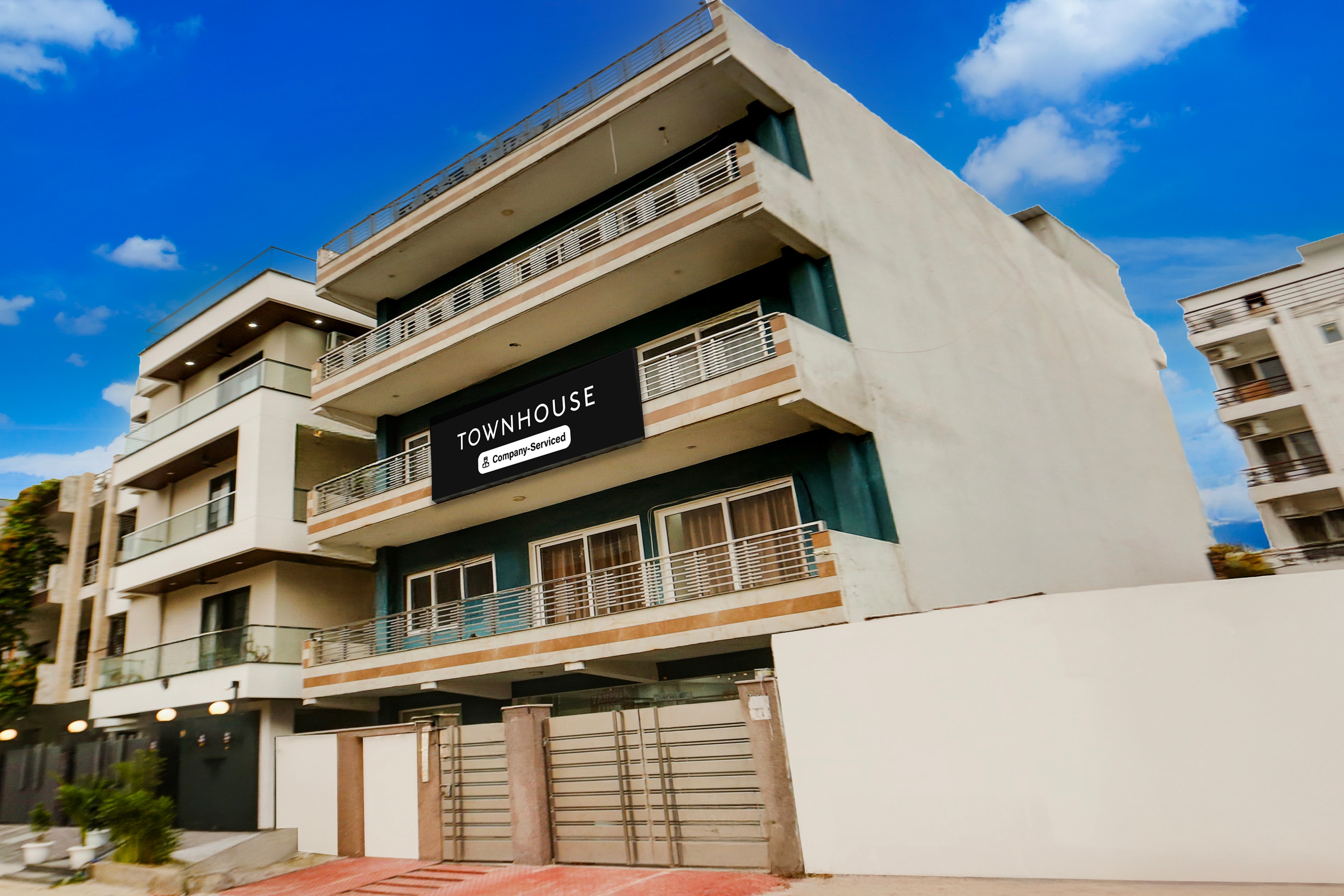 Super Townhouse Subhash Chowk Near Medanta Hospital Formerly L B Residency in Gurgaon