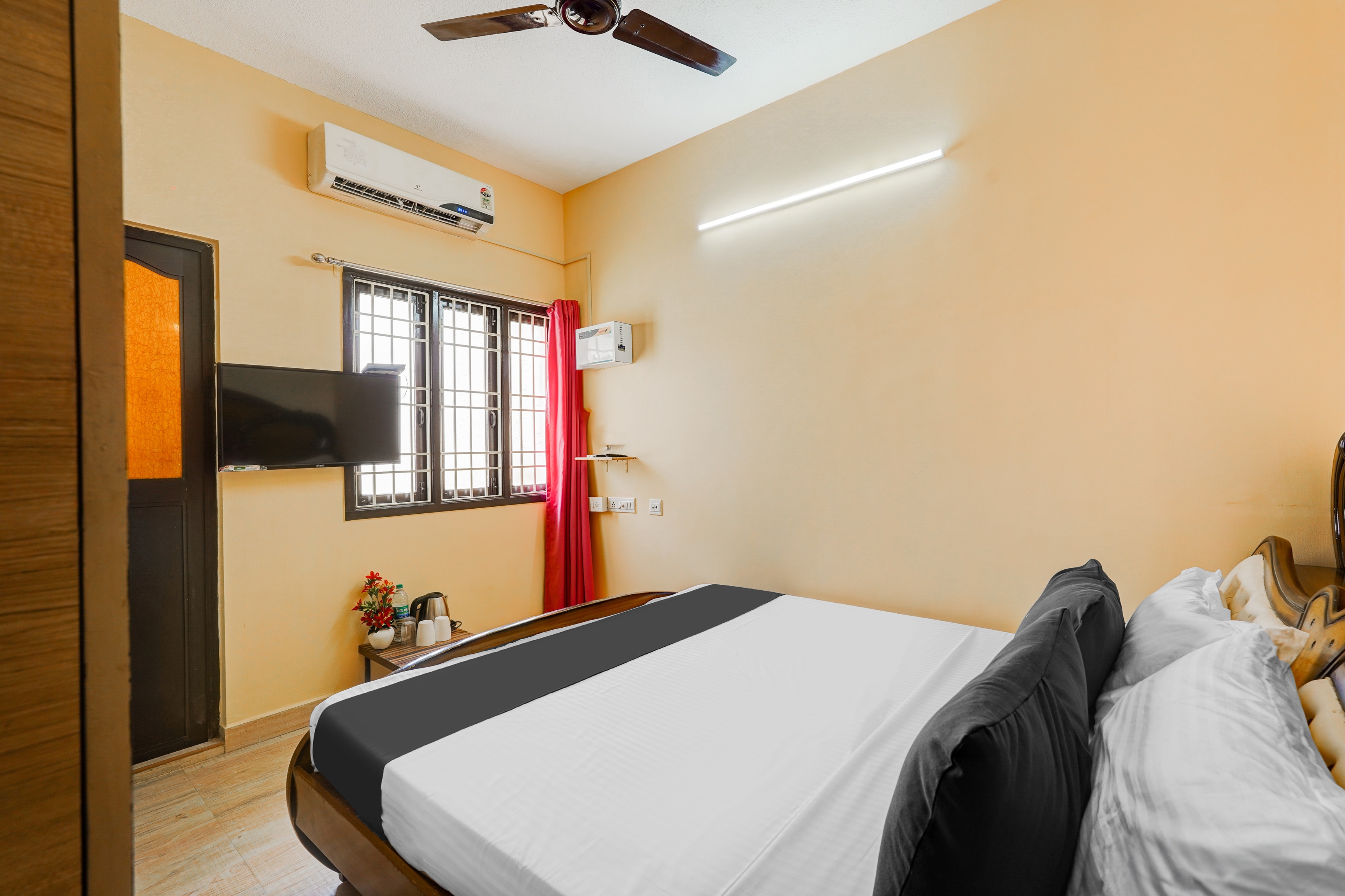 Super Hotel O Velachery Near Devi Karumariamman Nagar Extension in Chennai