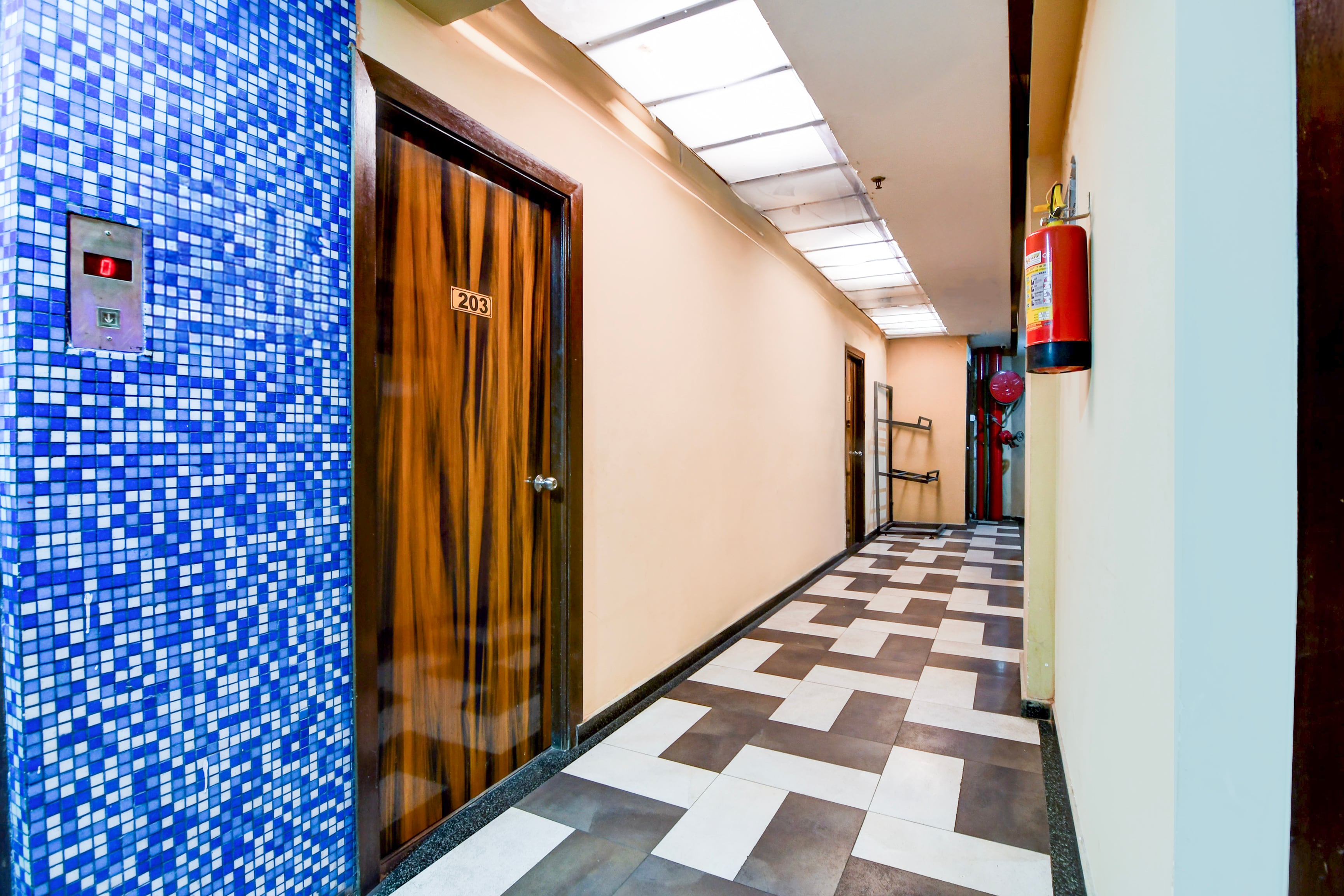 Super Collection O Circus Avenue Road Formerly Hotel Rockstar in Kolkata