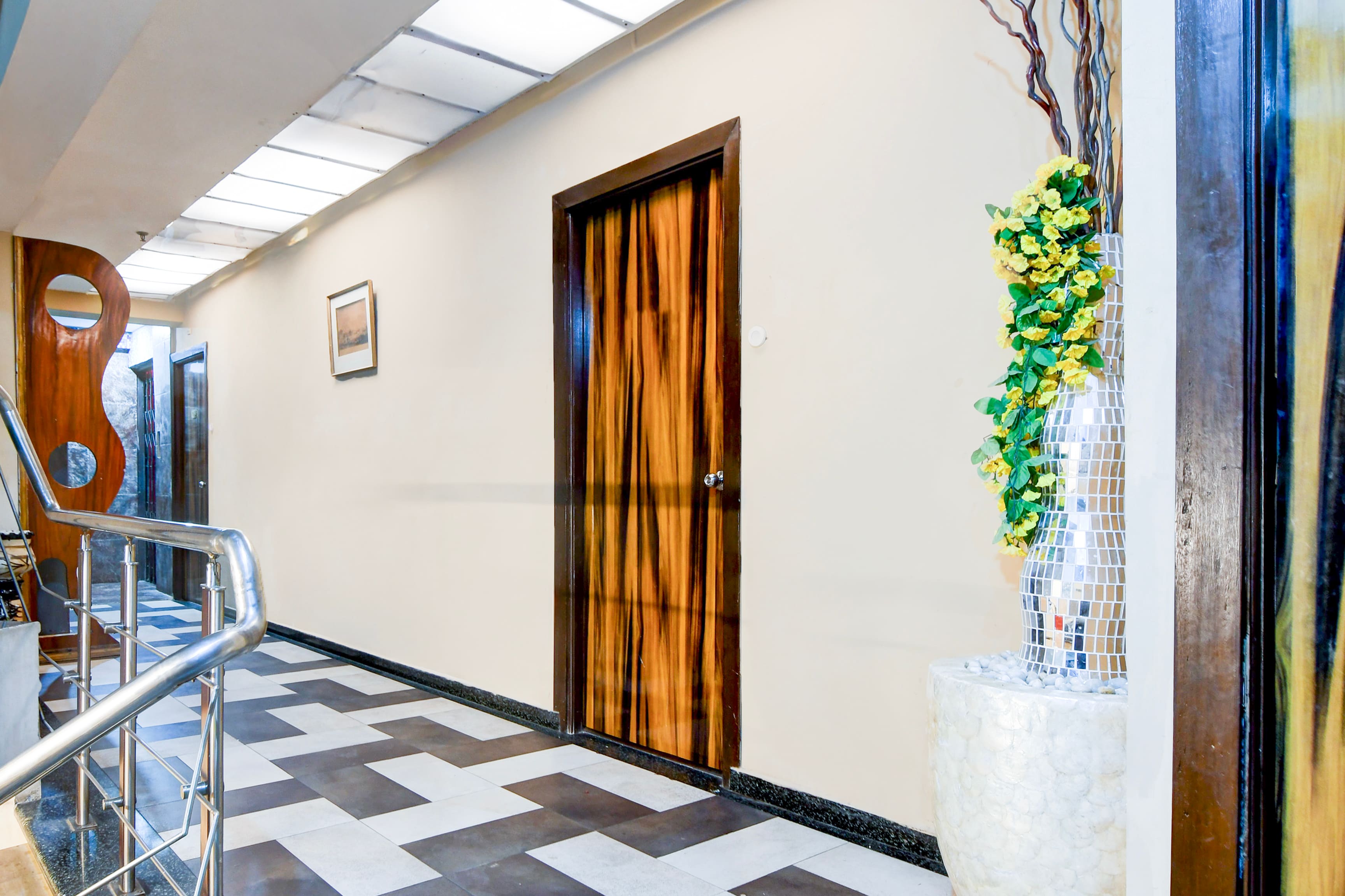 Super Collection O Circus Avenue Road Formerly Hotel Rockstar in Kolkata