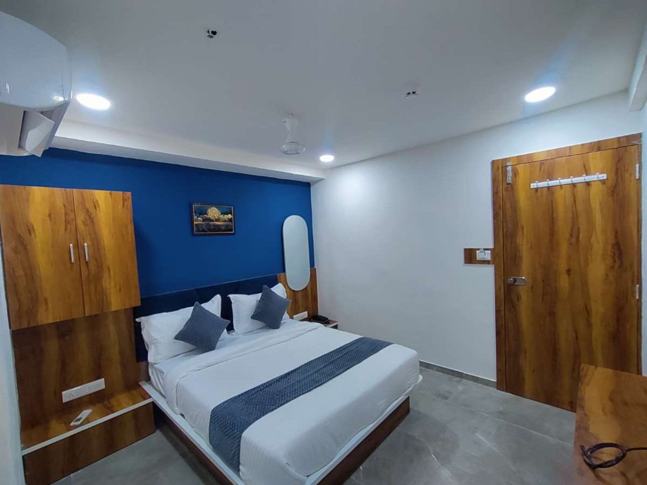 Hotel Lee Park in Ahmedabad