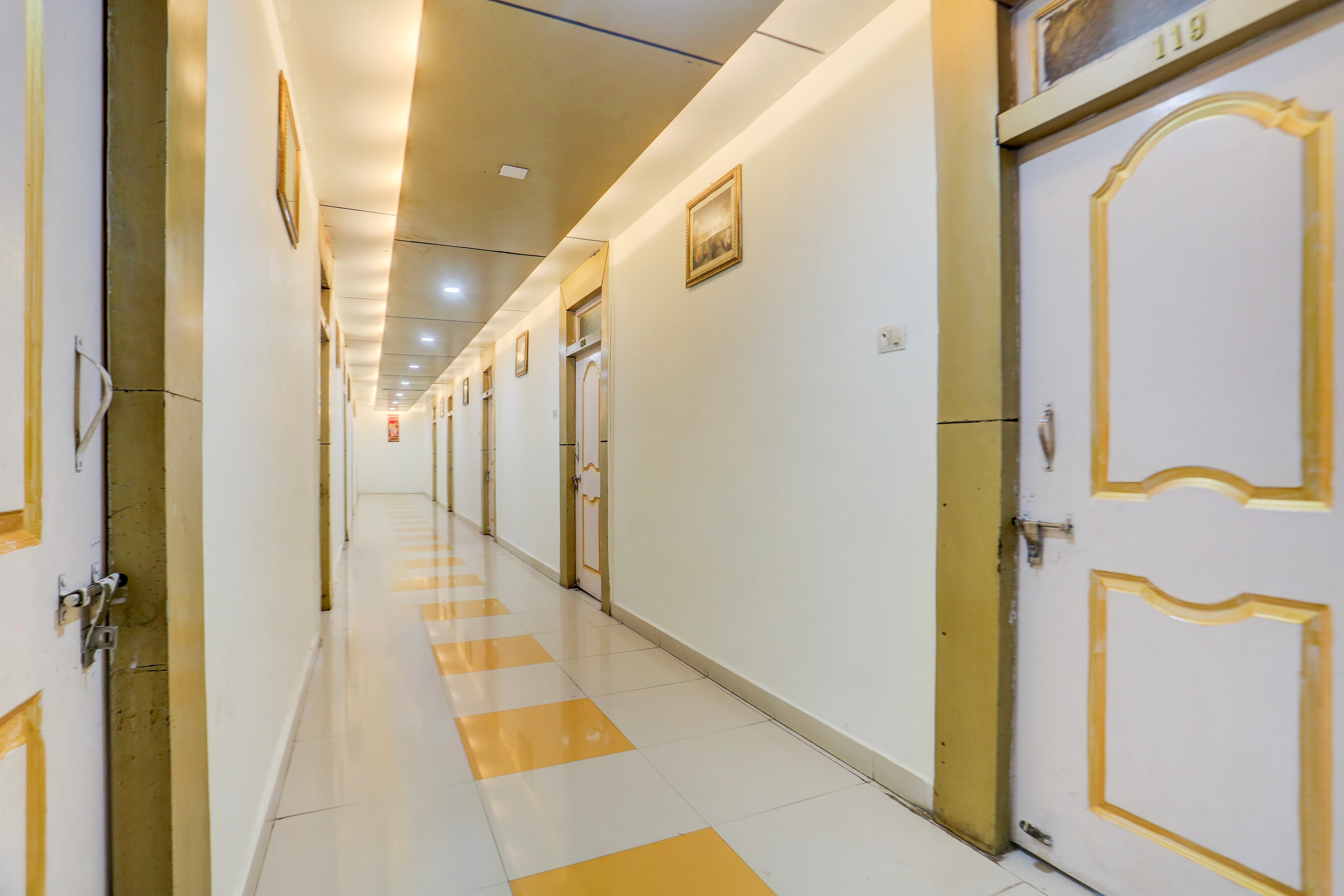 Super Collection O Nandanpura Sipri Bazar Formerly Hotel Highway Jhansi in Jhansi