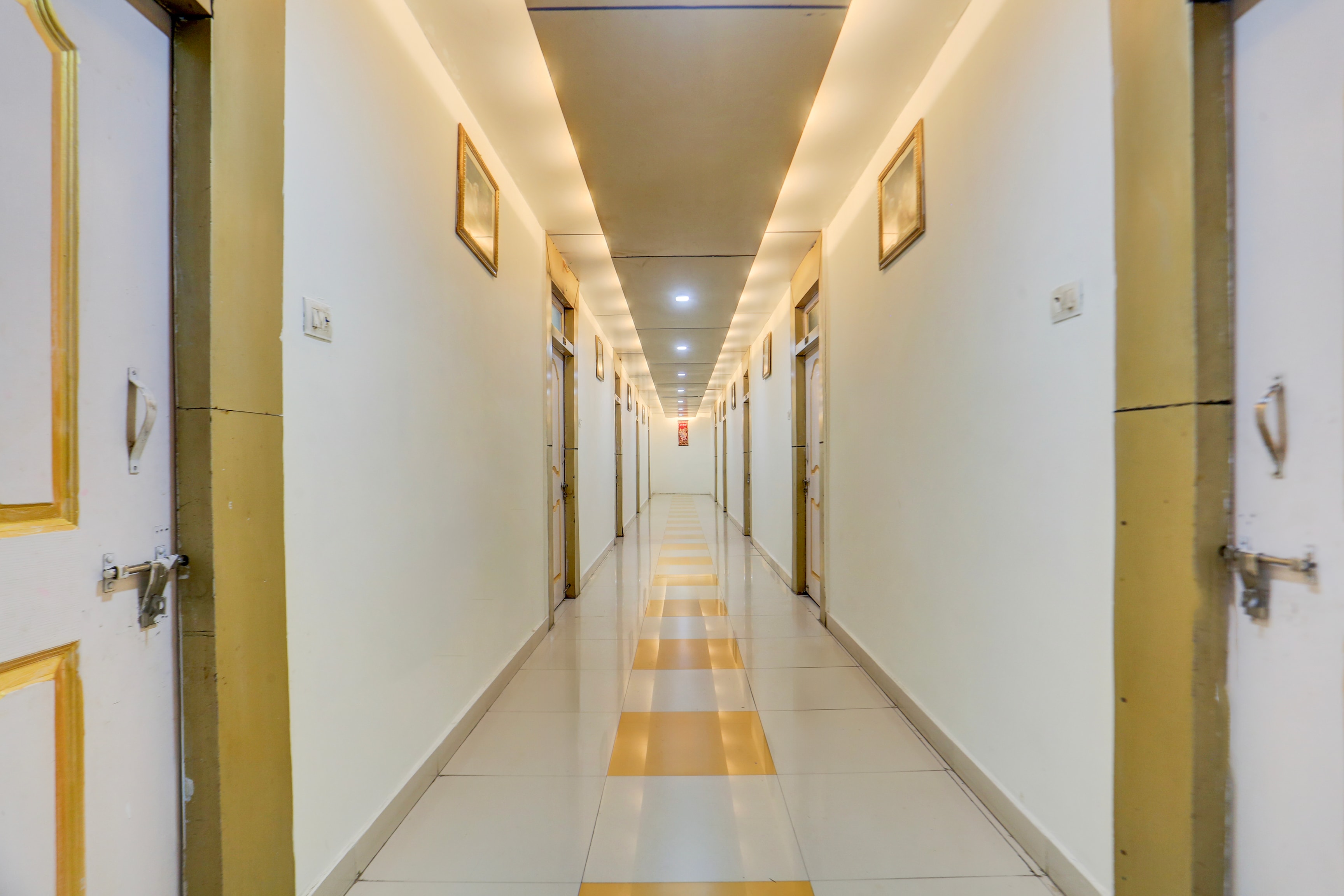 Super Collection O Nandanpura Sipri Bazar Formerly Hotel Highway Jhansi in Jhansi